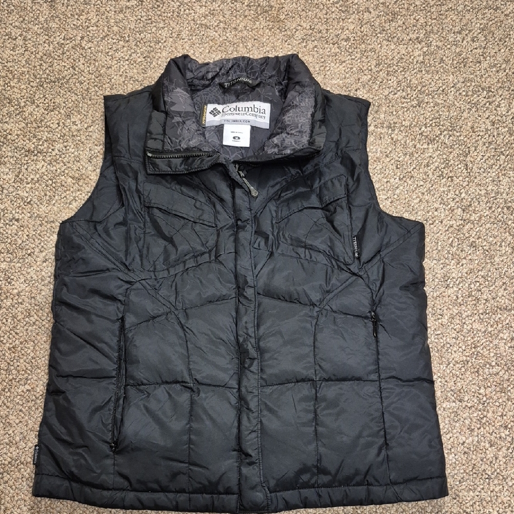 Columbia Titanium Black Puffer Vest Size Medium *No Hood*